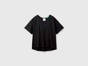 T-shirt con apertura sul retro