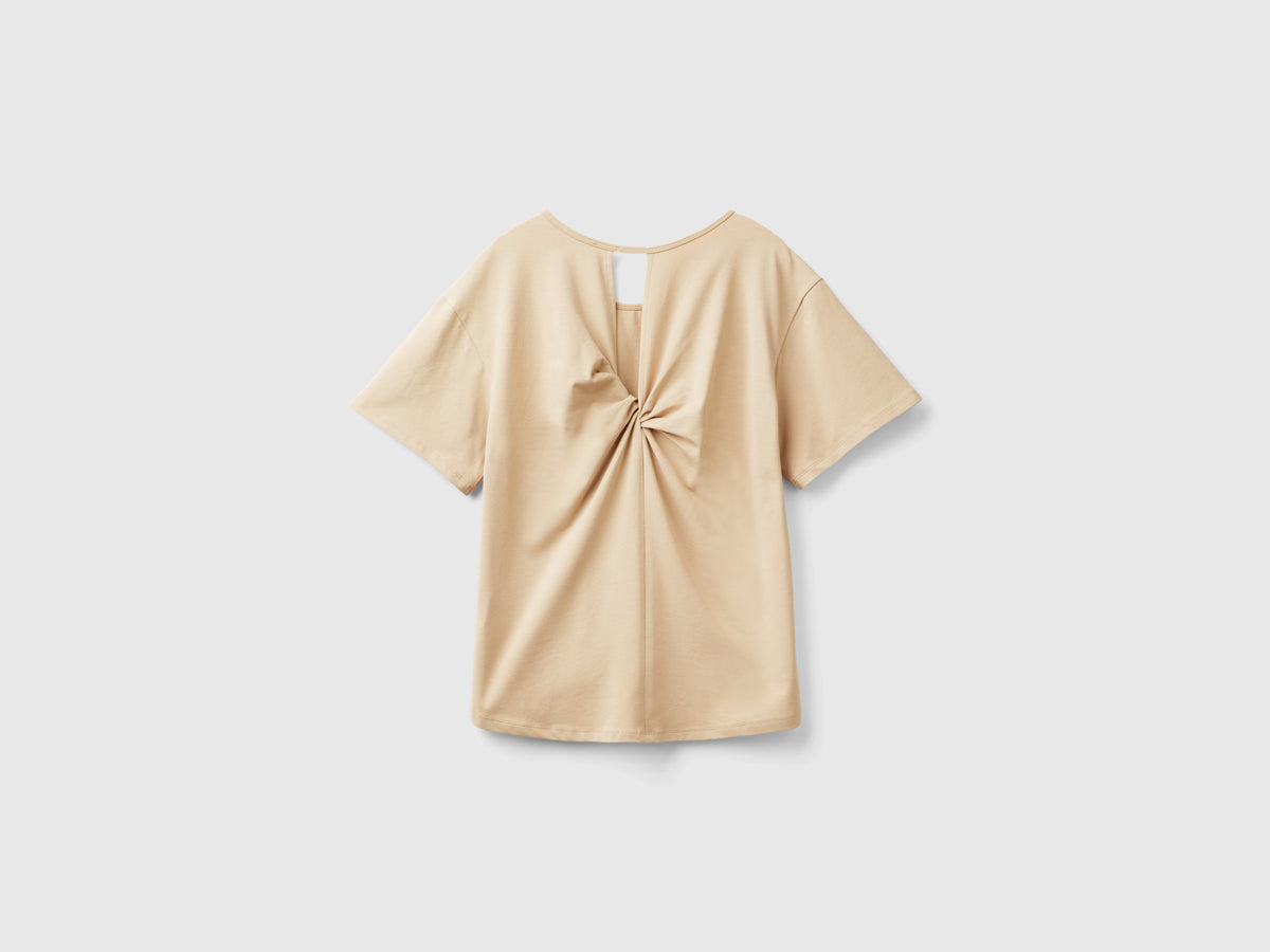 T-shirt con apertura sul retro
