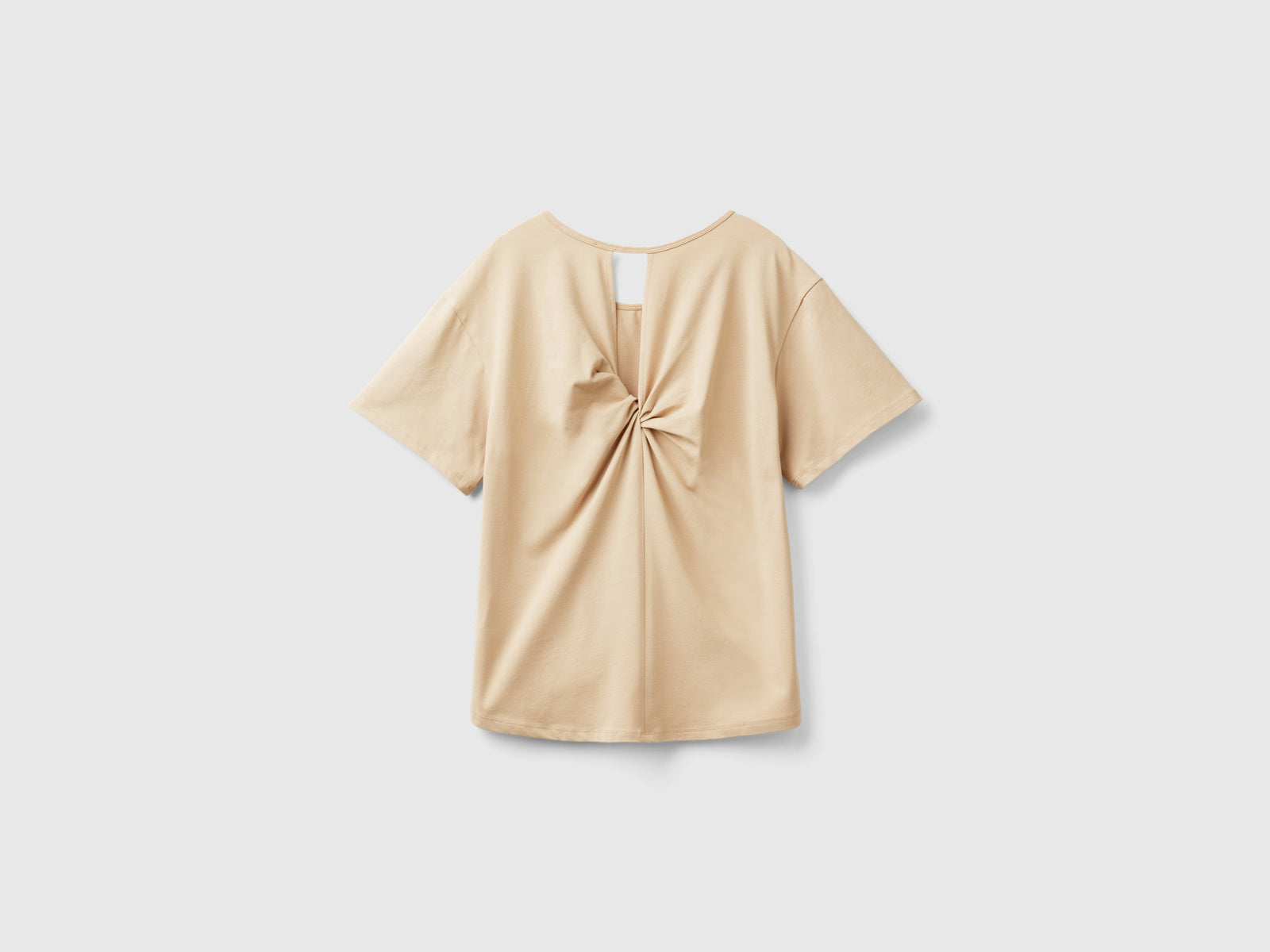 T-shirt con apertura sul retro da donna beige 2 | Benetton Outlet