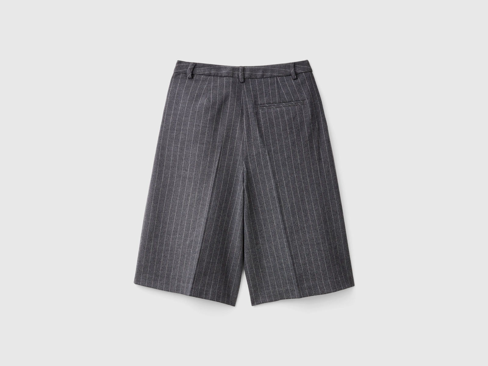 Bermuda gessati da donna grigio scuro 2 | Benetton Outlet