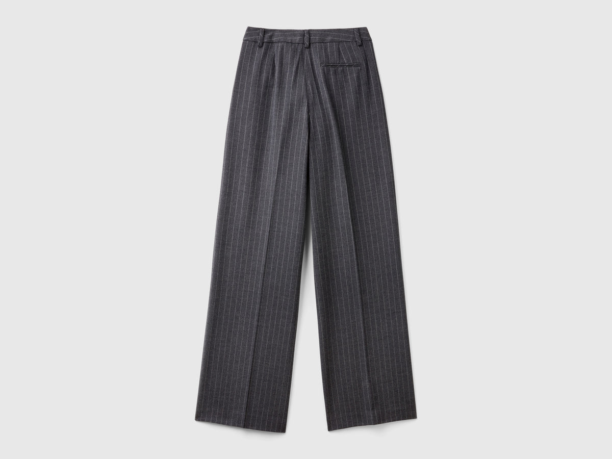 Pantaloni gessati con gamba ampia