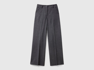 Pantaloni gessati con gamba ampia