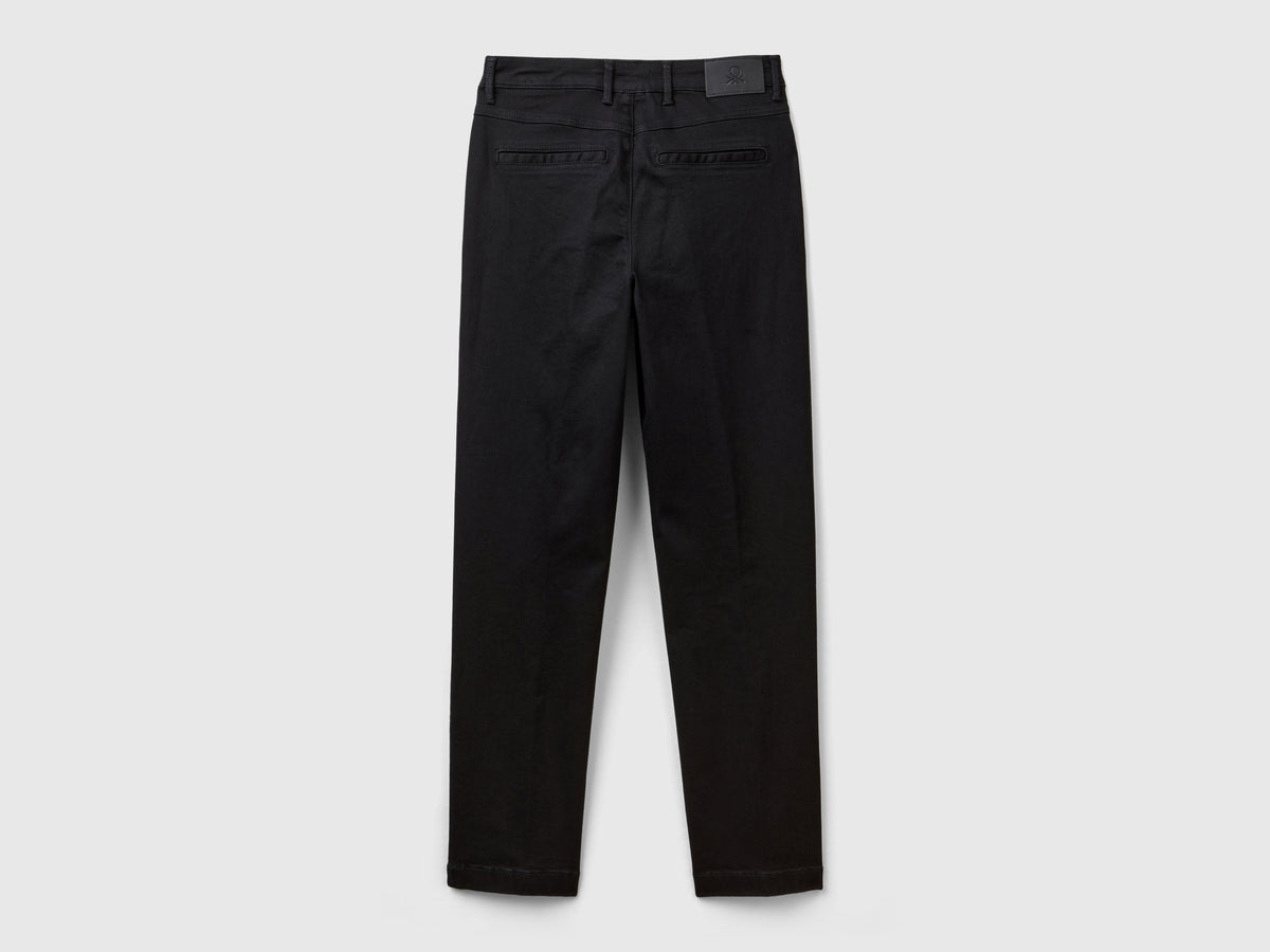 Pantalones chinos de mezclilla de corte entallado