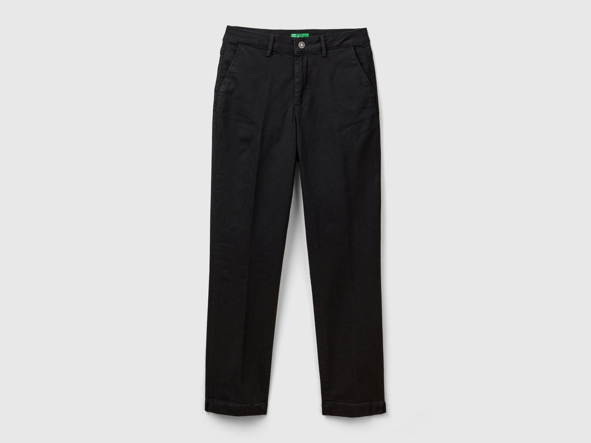 Pantalones chinos de mezclilla de corte entallado
