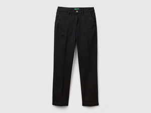 Pantalones chinos de mezclilla de corte entallado
