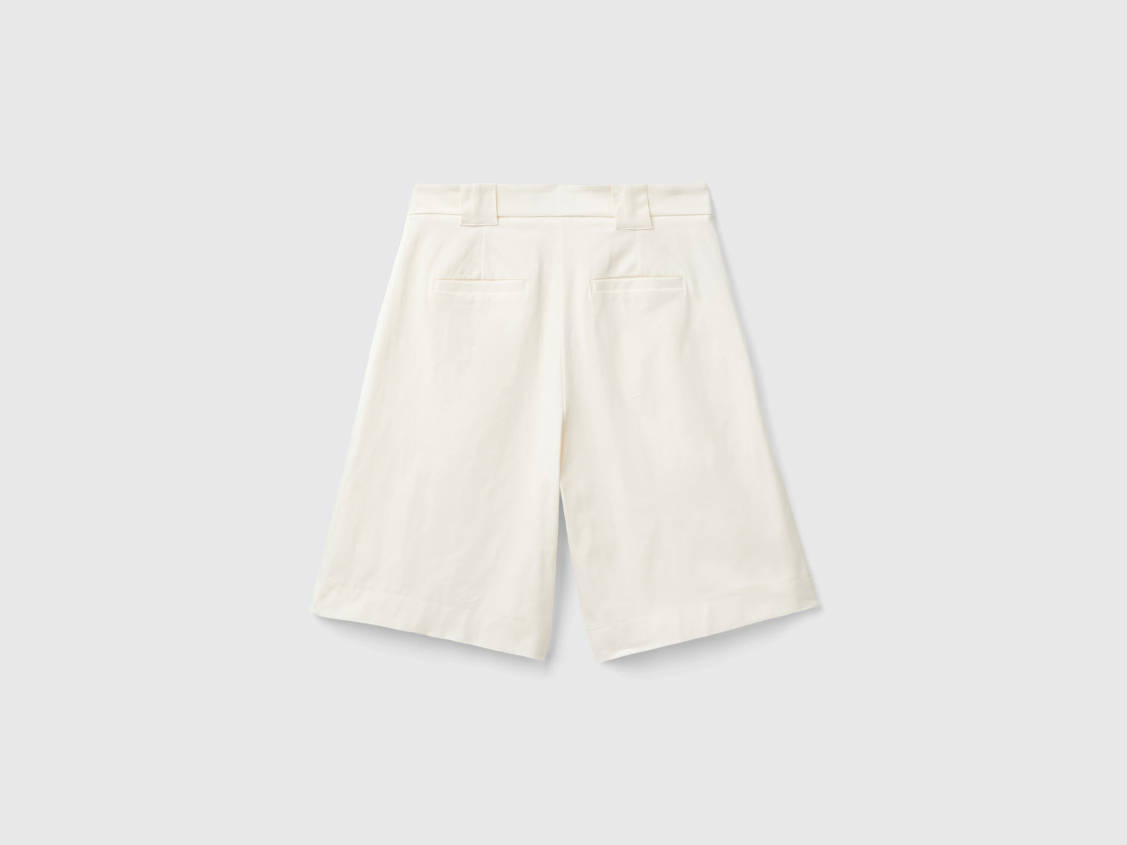 Bermuda comfort fit da donna bianco panna 2 | Benetton Outlet