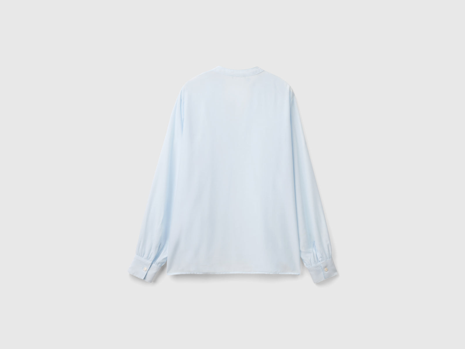 Camicia con scollo serafino da donna celeste 2 | Benetton Outlet