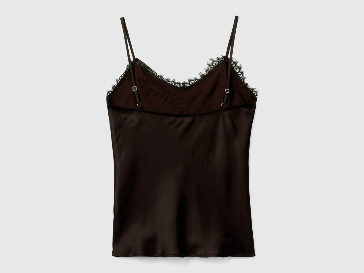 Top con pizzo