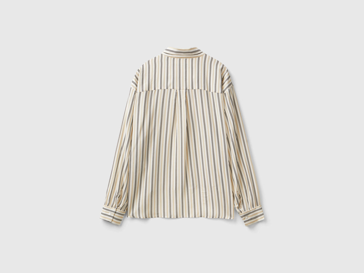 Camicia a righe con scollo a V