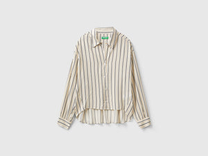 Camicia a righe con scollo a V