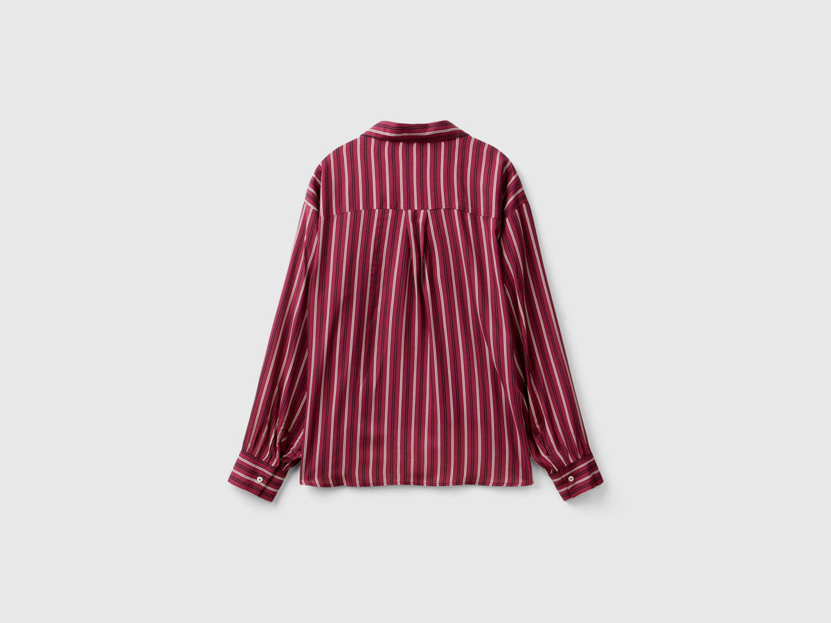 Camicia a righe con scollo a V