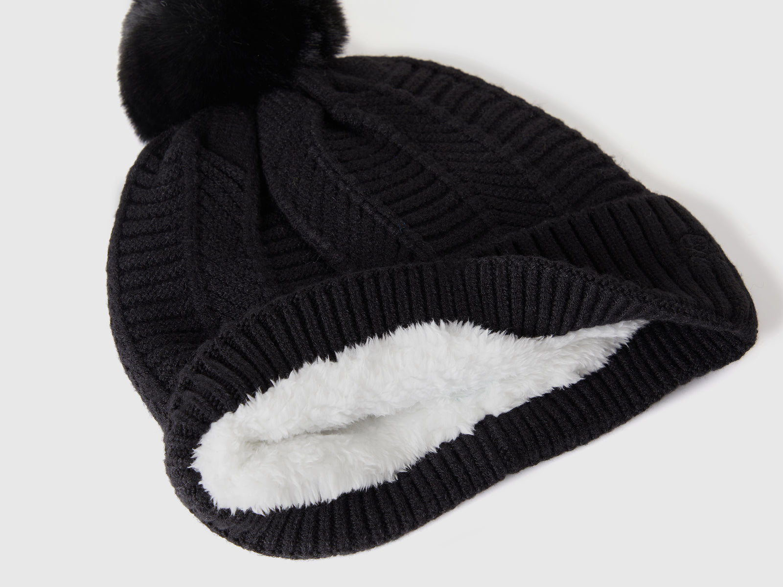 Cappello foderato con pom pom da donna nero 3 | Benetton Outlet