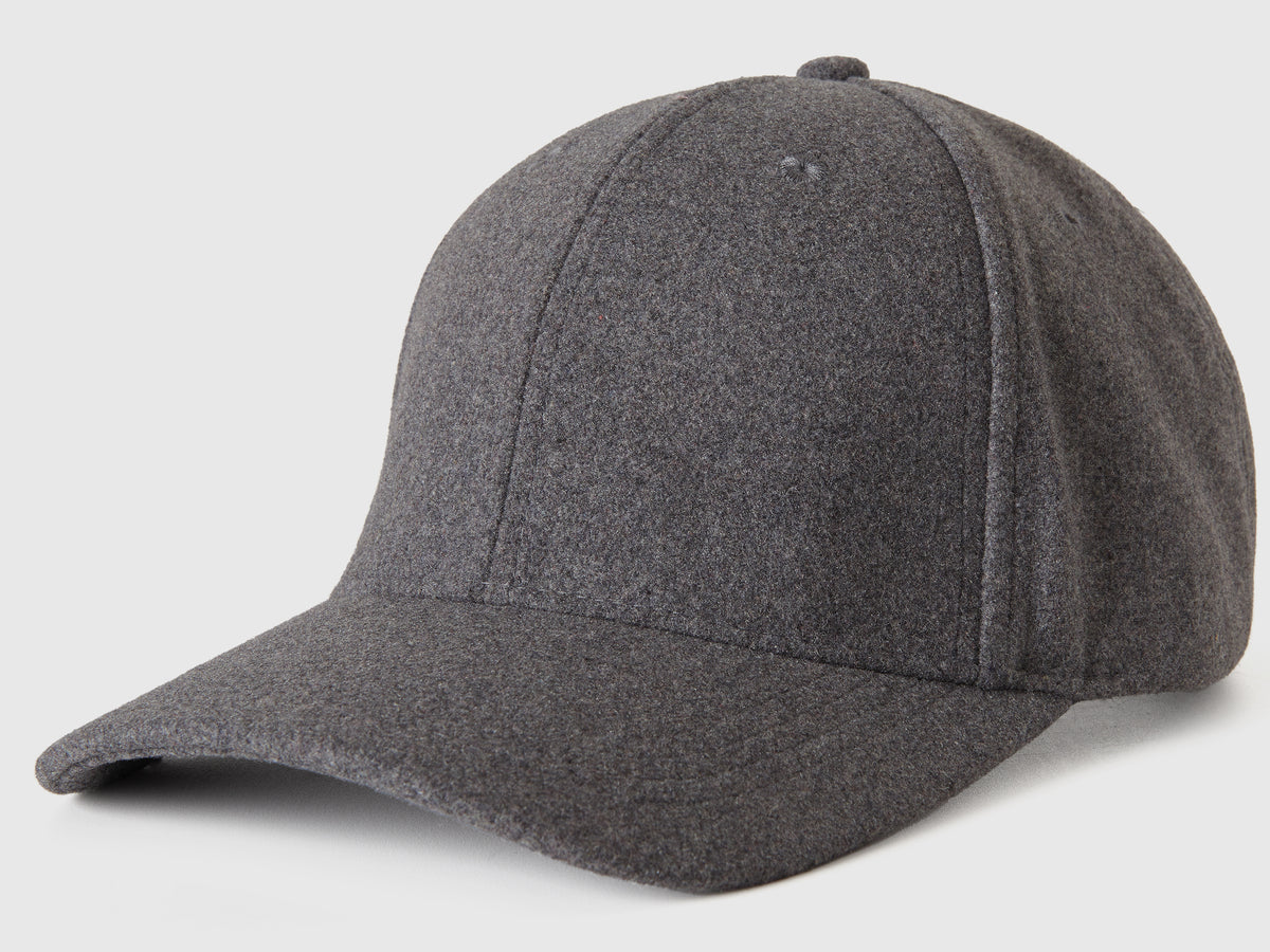 Cappello con visiera in panno