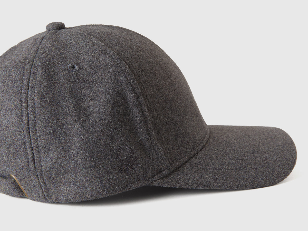 Cappello con visiera in panno