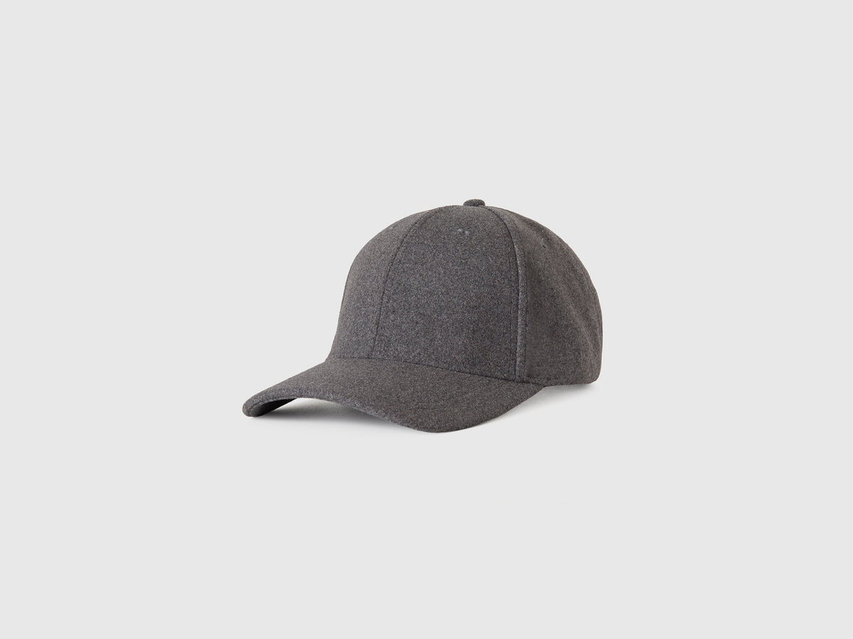 Cappello con visiera in panno