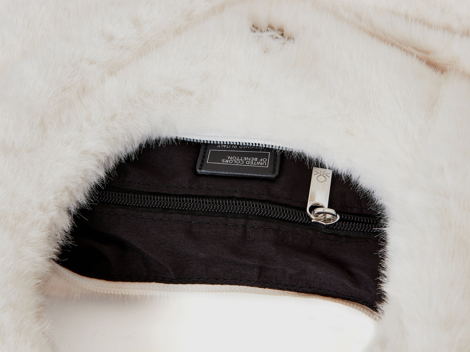 Borsa grande a mezzaluna in pelliccia sintetica da donna bianco panna 3 | Benetton Outlet