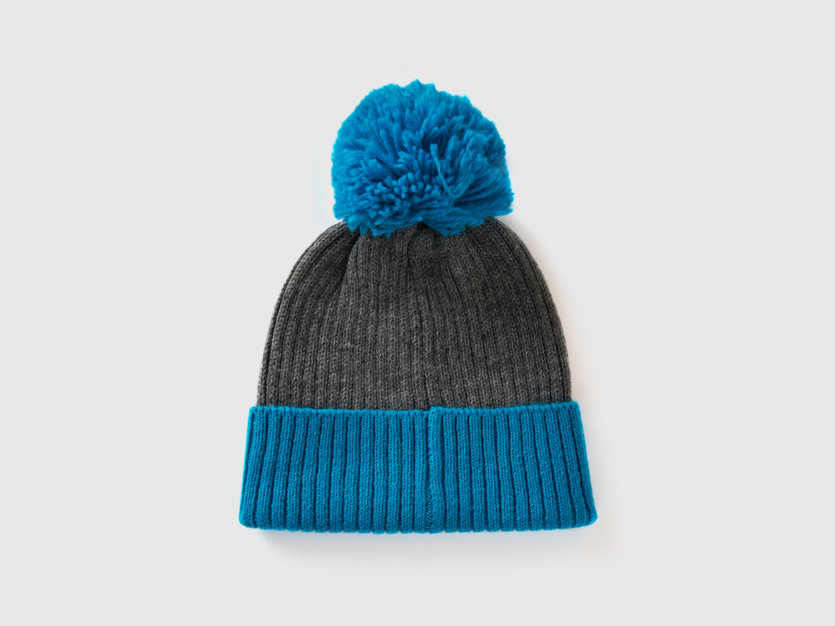 Cappello con dettagli azzurro fluo