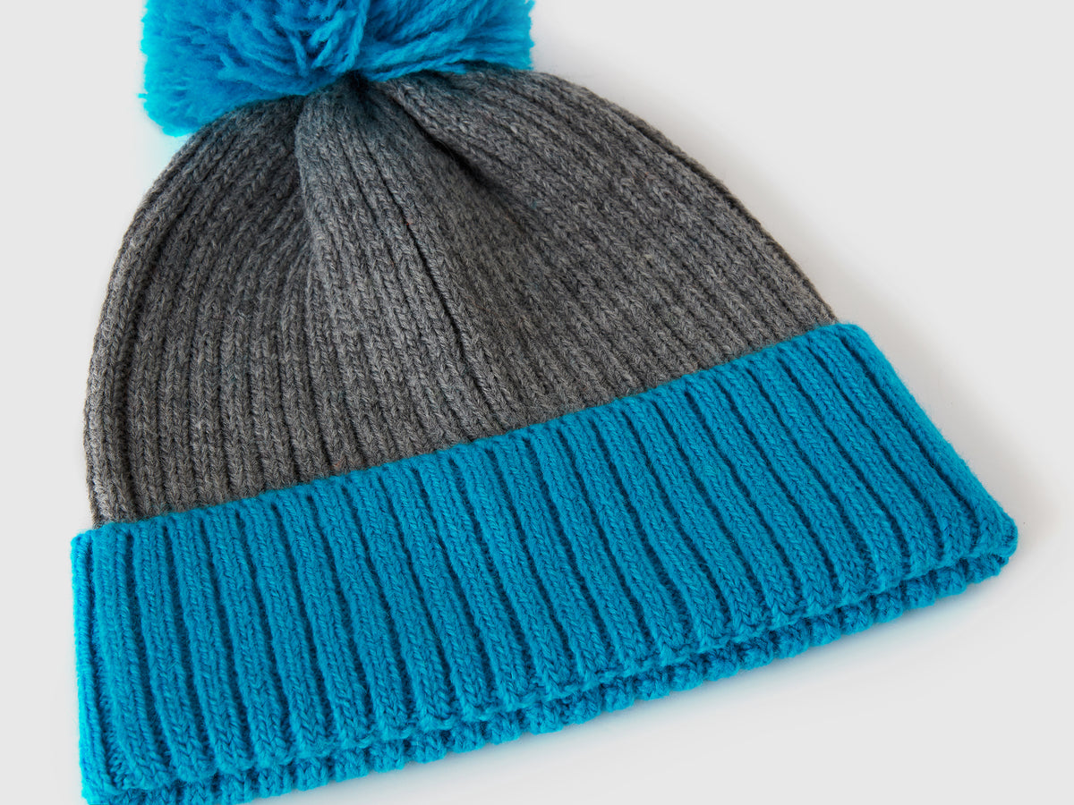 Cappello con dettagli azzurro fluo