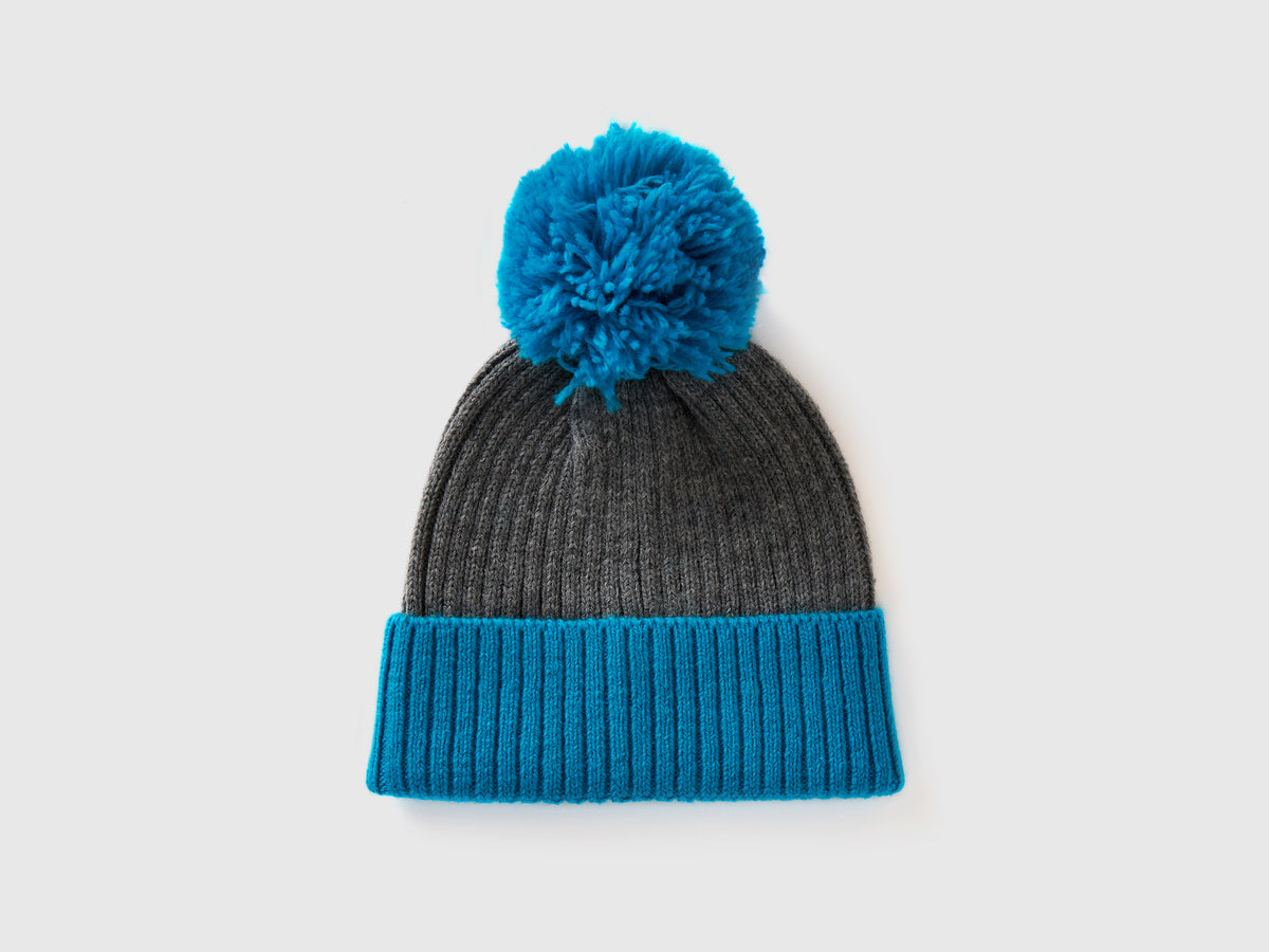 Cappello con dettagli azzurro fluo