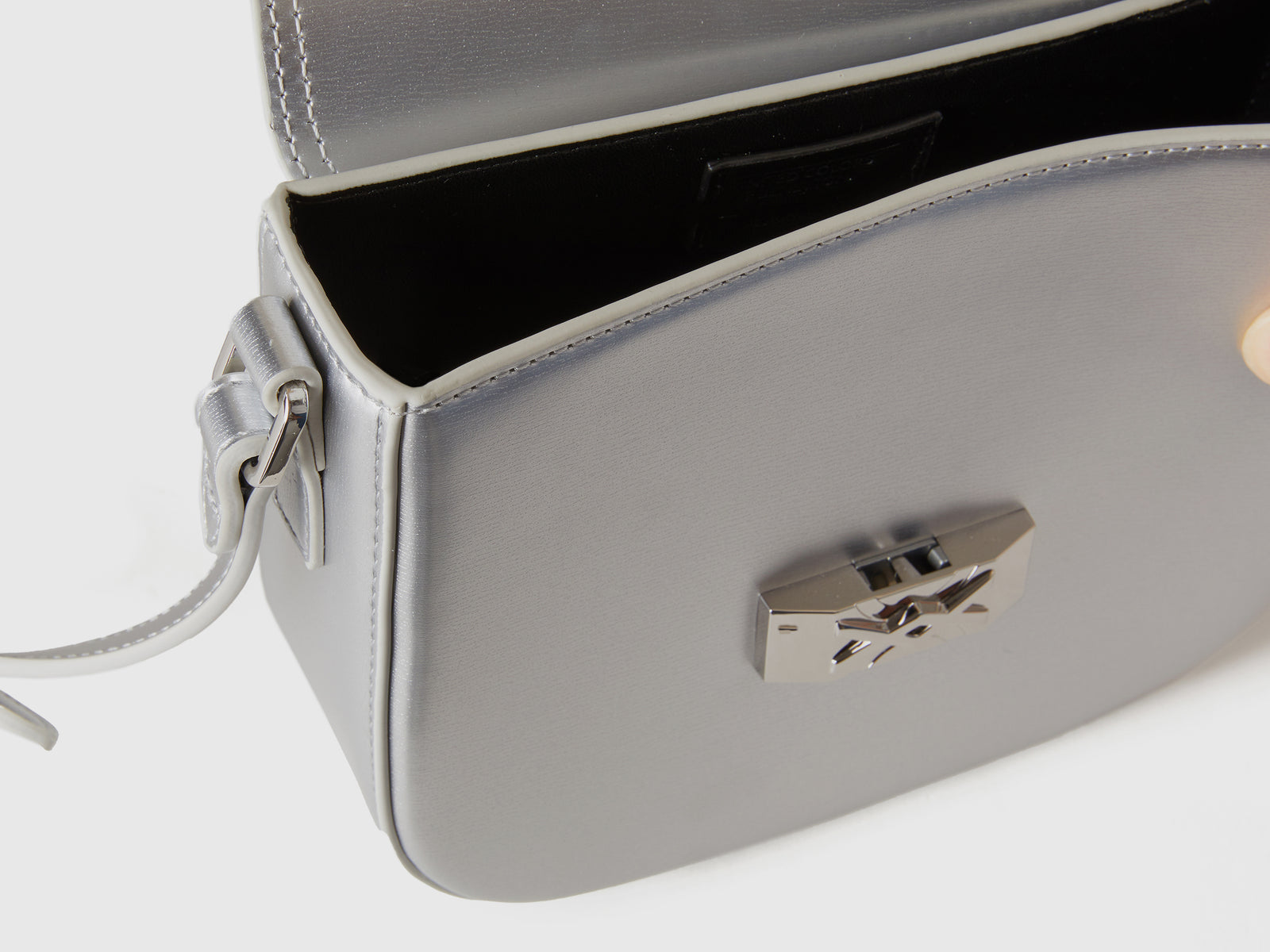 Borsa piccola a tracolla effetto vernice da donna argento 3 | Benetton Outlet