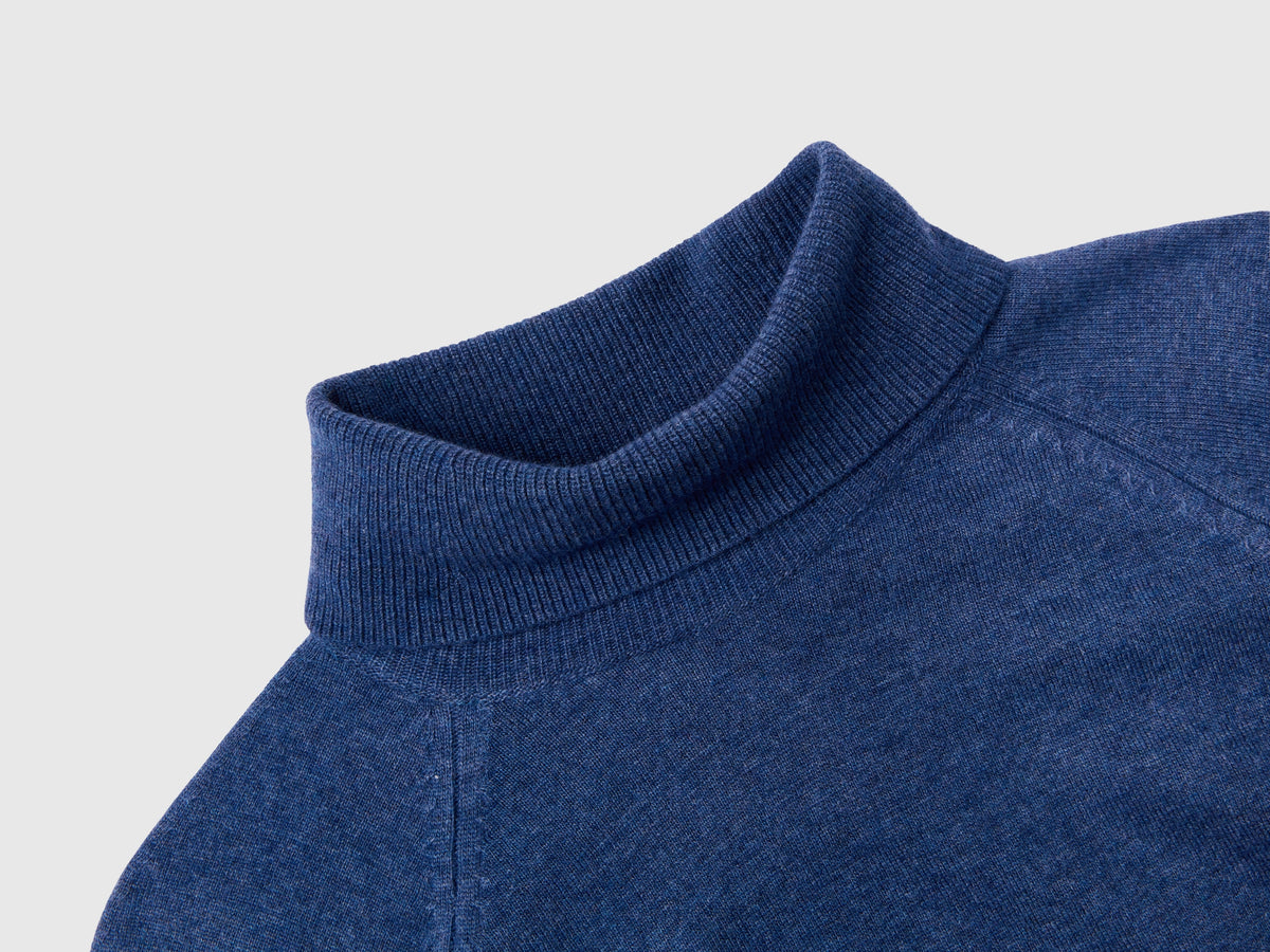 Blue turtleneck sweater in wool and cashmere blend