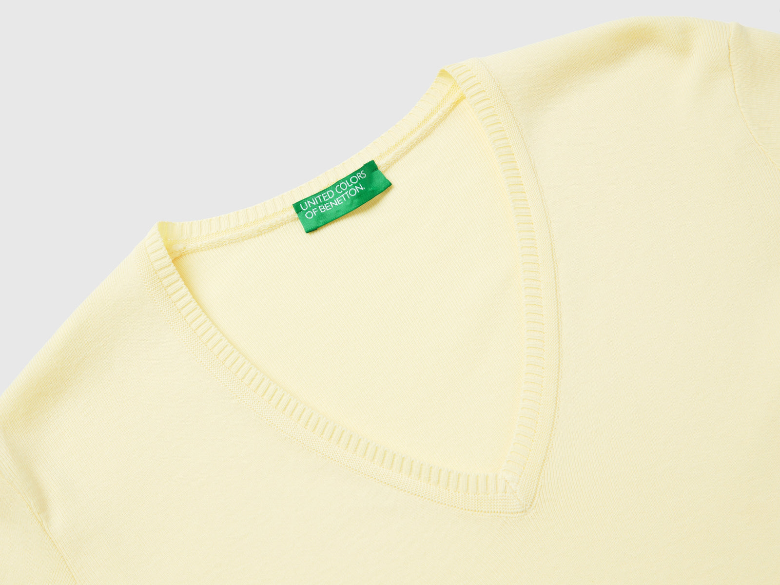 Maglia in puro cotone con scollo a V da donna giallo 3 | Benetton Outlet