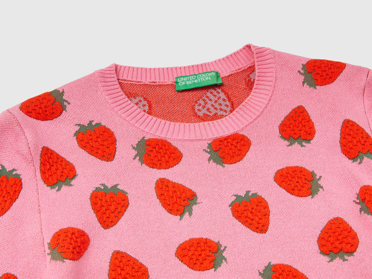 Suéter corto con estampado de fresas
