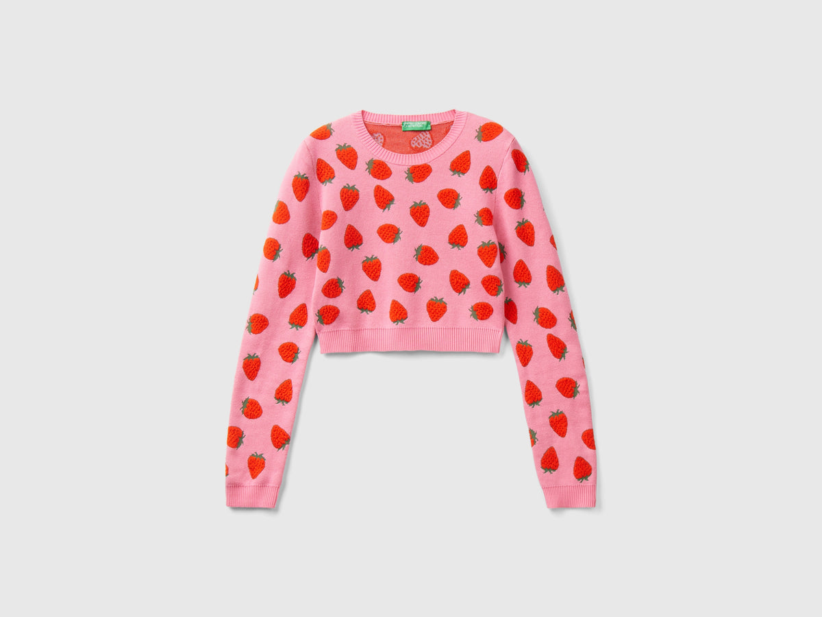 Suéter corto con estampado de fresas