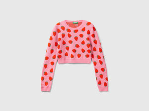 Suéter corto con estampado de fresas