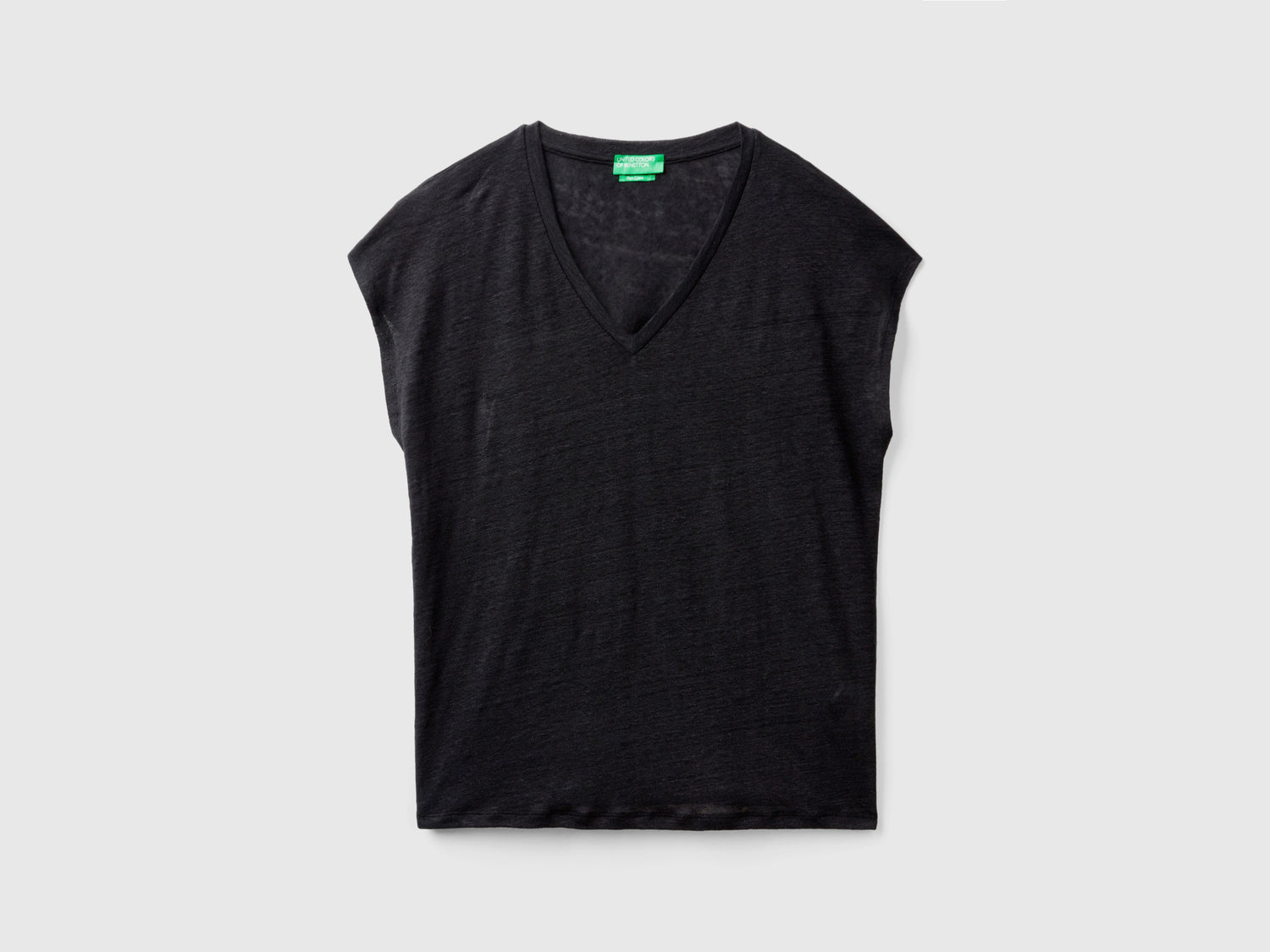 T-shirt scollo a V in puro lino da donna nero | Benetton Outlet