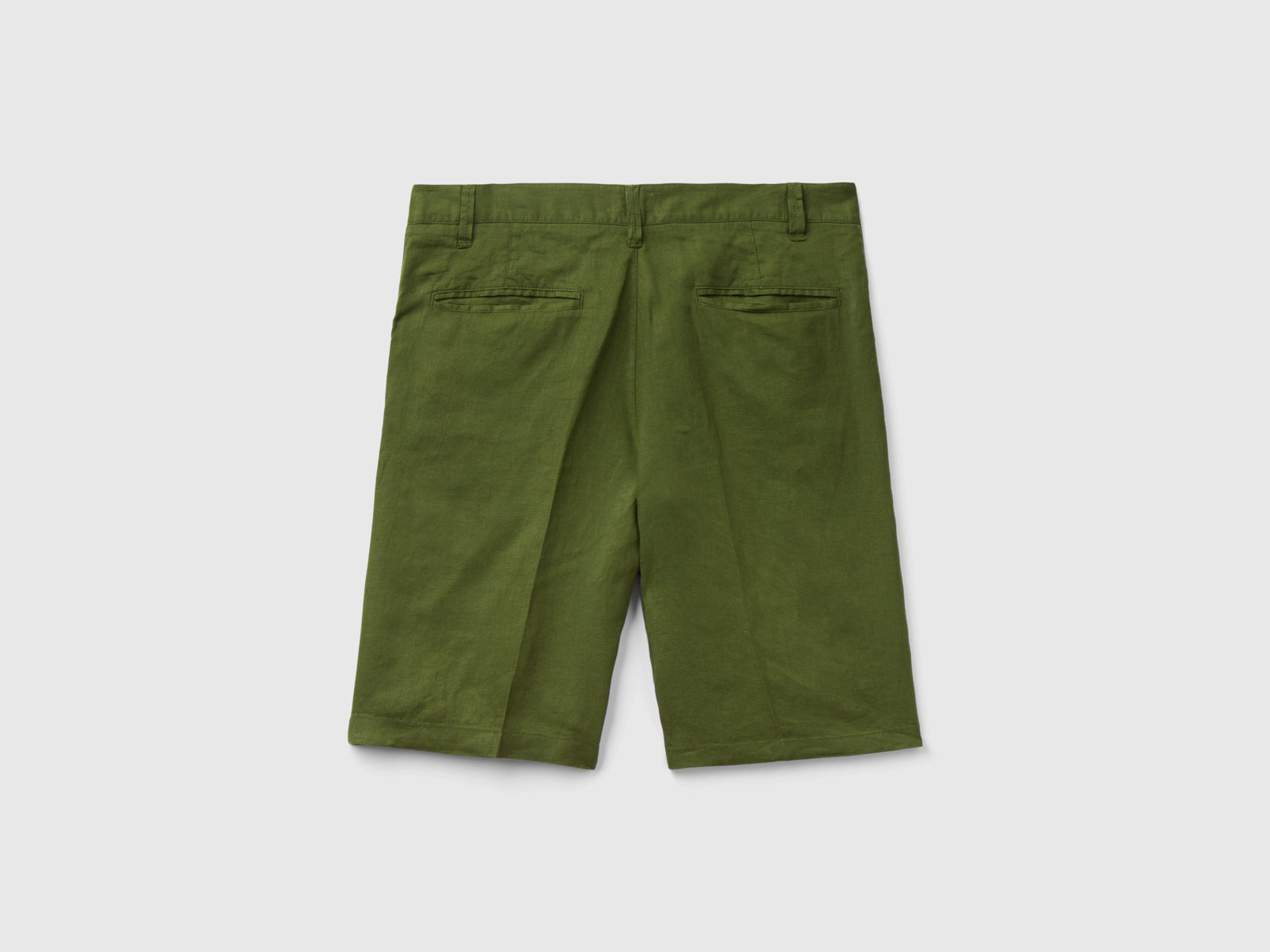 Bermuda in puro lino da uomo verde militare 2 | Benetton Outlet