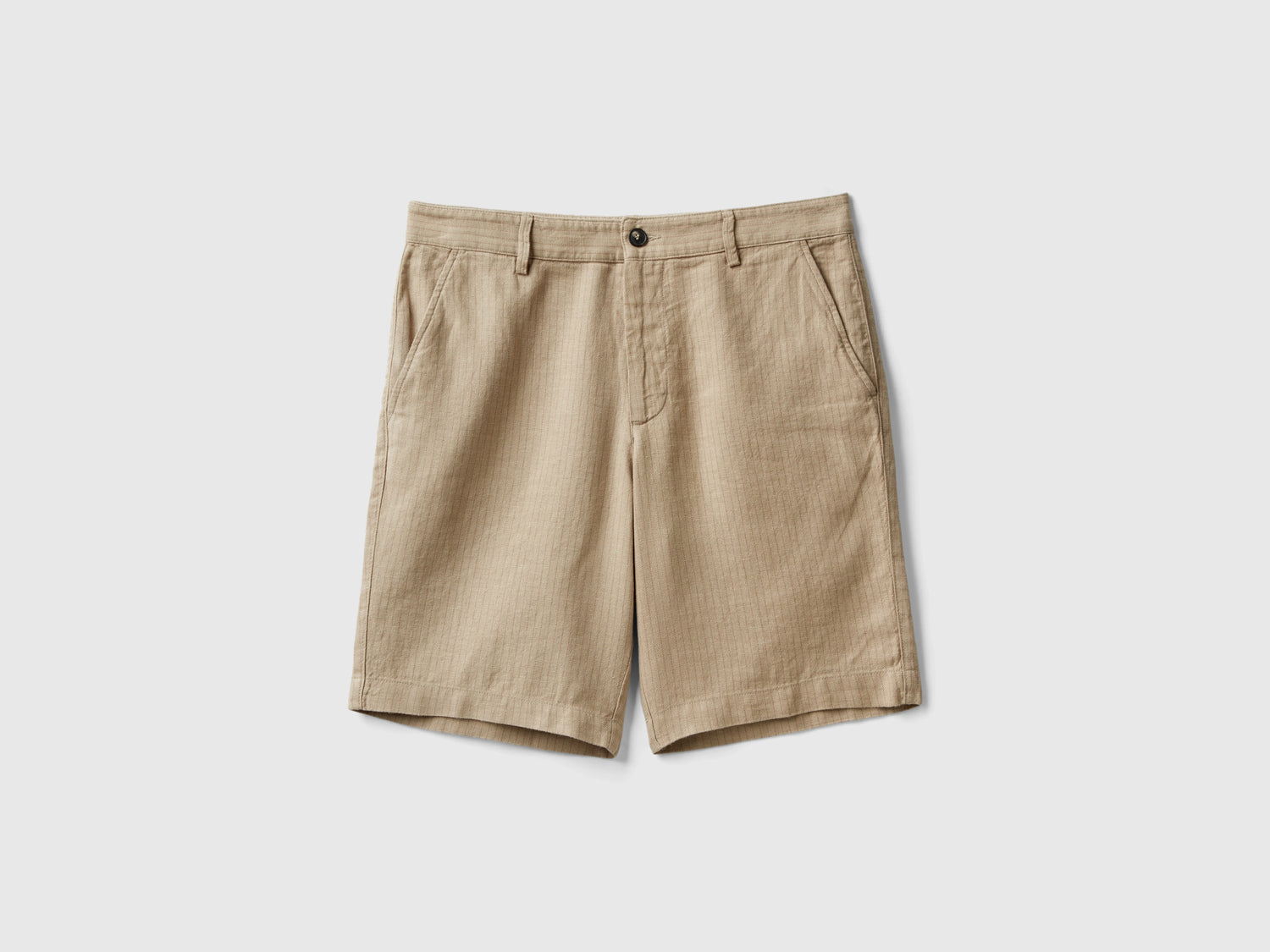 Shorts rigati in misto lino da uomo beige | Benetton Outlet