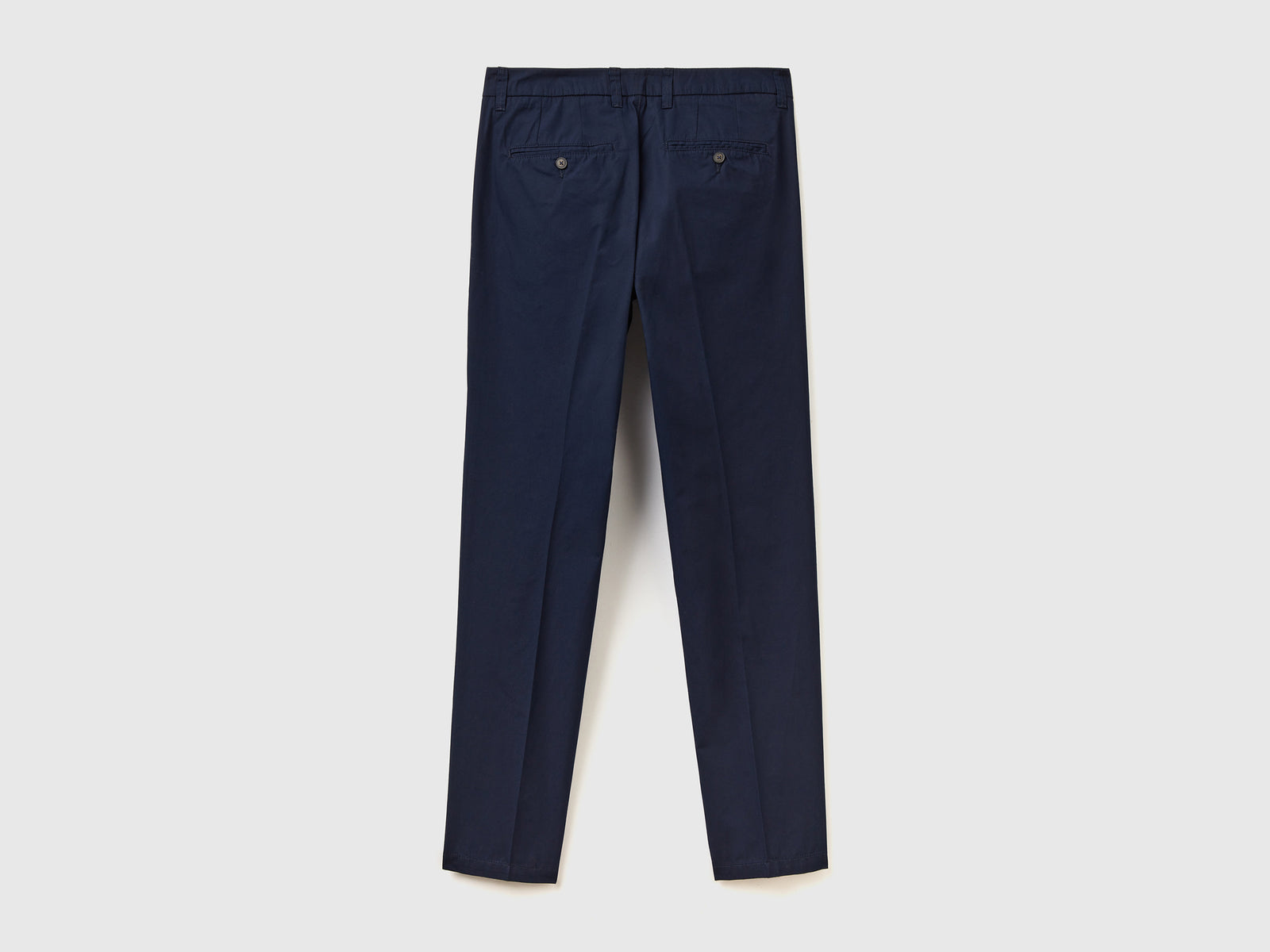 Pantalones chinos de corte entallado de algodón ligero da uomo blu scuro 2 | Benetton Outlet