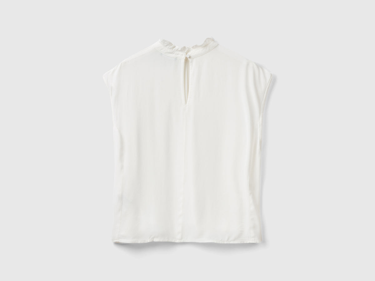 Blusa con rouches sul collo