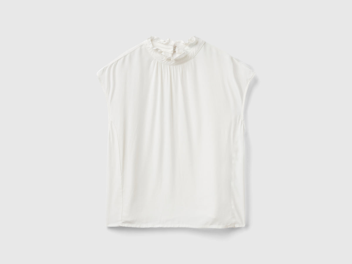 Blusa con rouches sul collo