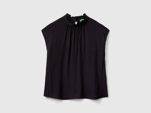 Blusa con rouches sul collo