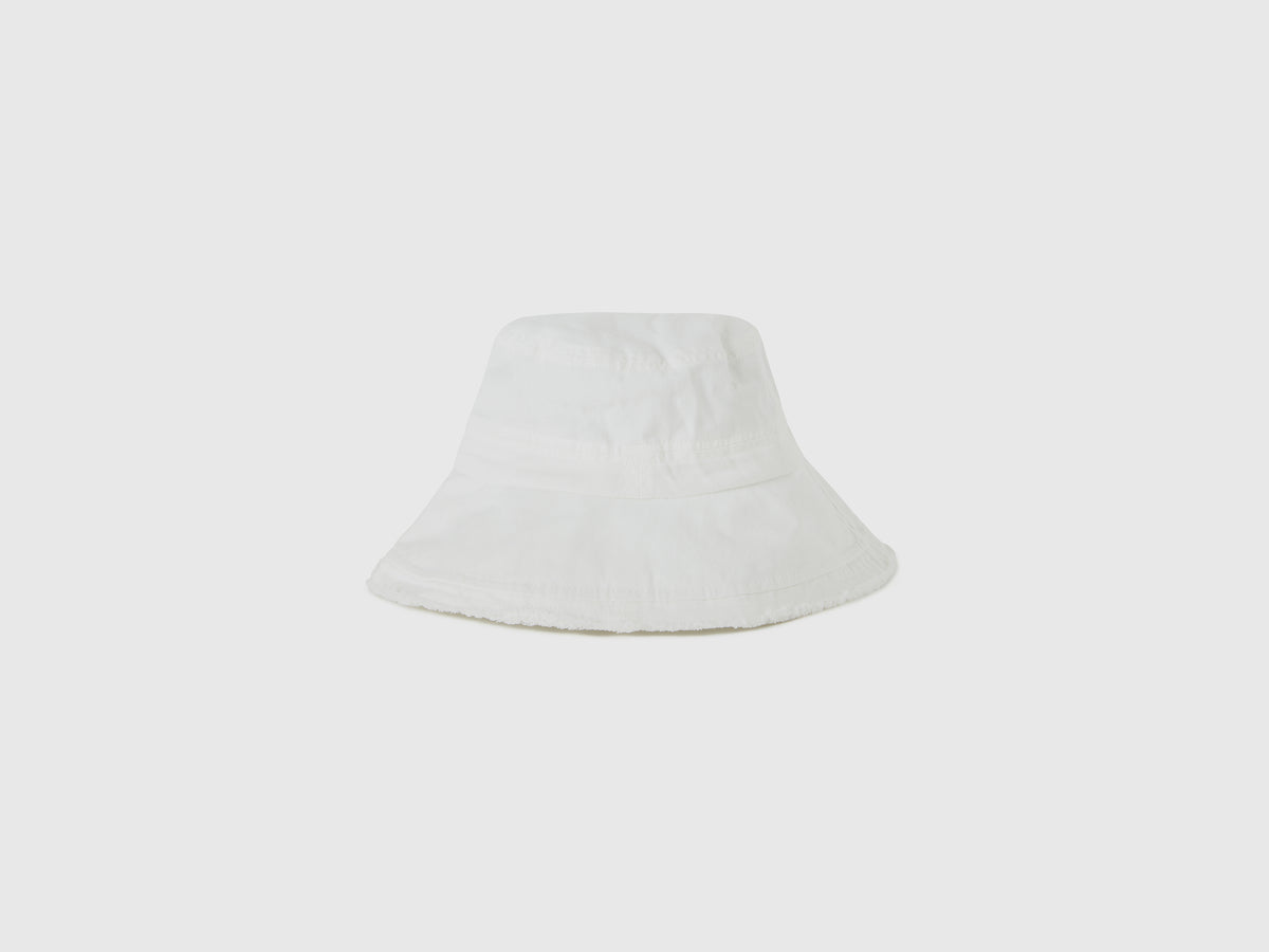 Cappello bianco stile pescatore