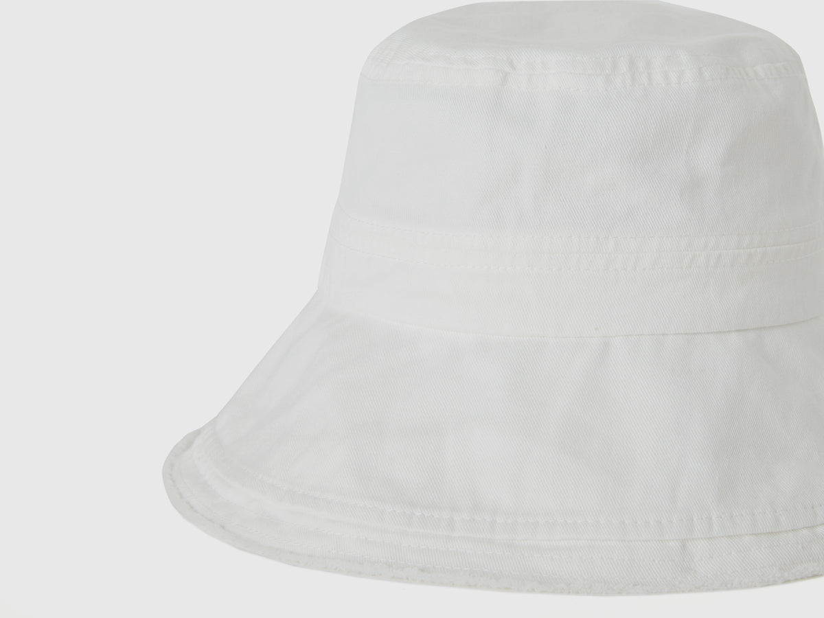 Cappello bianco stile pescatore