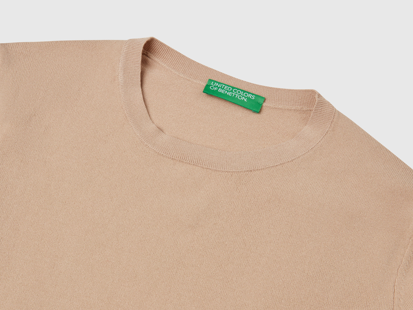 Maglioncino slim fit in misto viscosa da donna beige 3 | Benetton Outlet