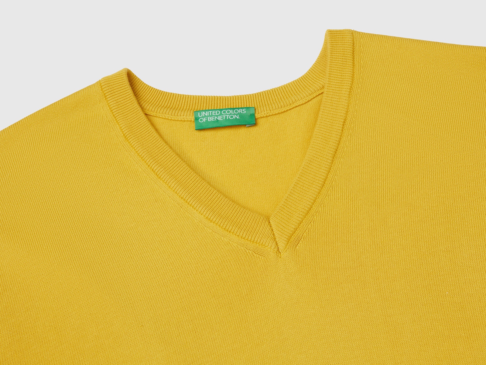 Maglia in puro cotone con scollo a V da uomo senape 3 | Benetton Outlet