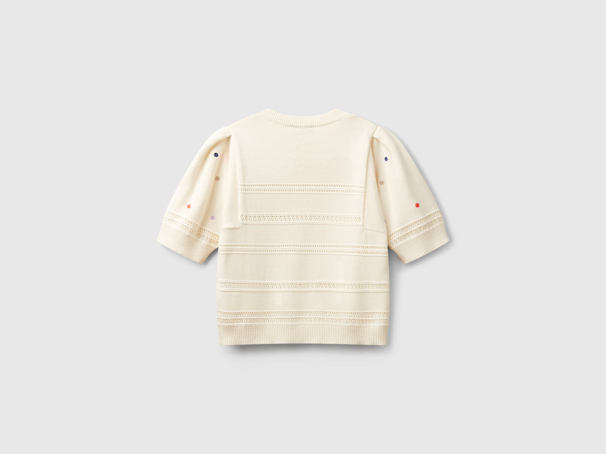 Sweater with embroidered flowers