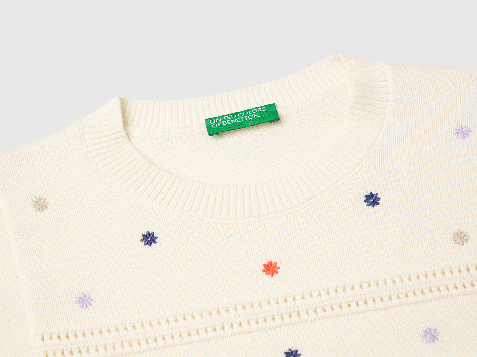 Sweater with embroidered flowers da donna bianco panna 3 | Benetton Outlet