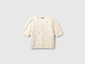 Sweater with embroidered flowers