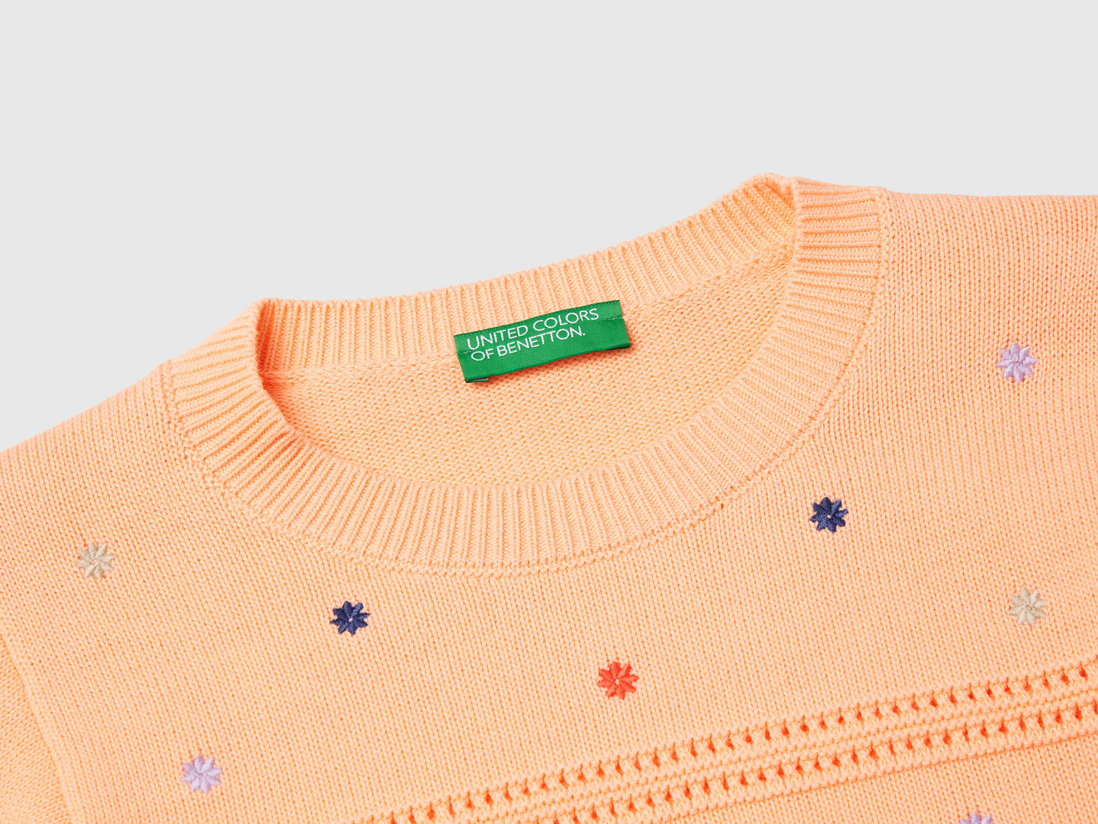 Maglioncino con fiori ricamati da donna pesca 3 | Benetton Outlet