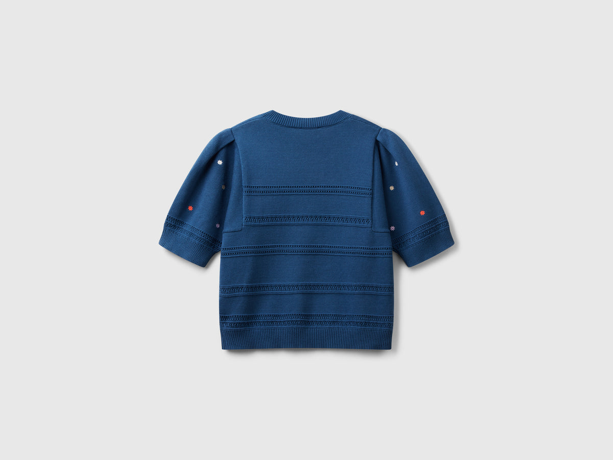Sweater with embroidered flowers