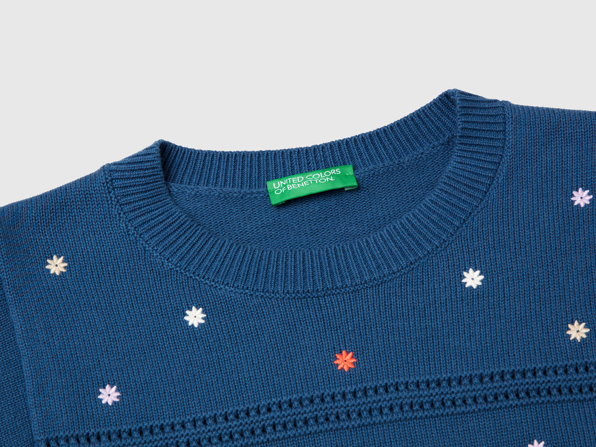 Sweater with embroidered flowers