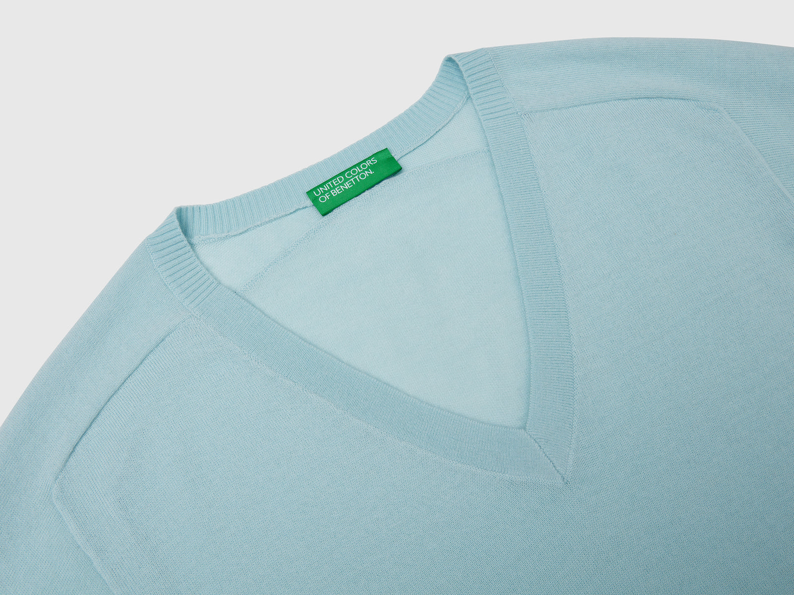 Maglia con scollo a V in pura lana Merino da donna verde acqua 3 | Benetton Outlet