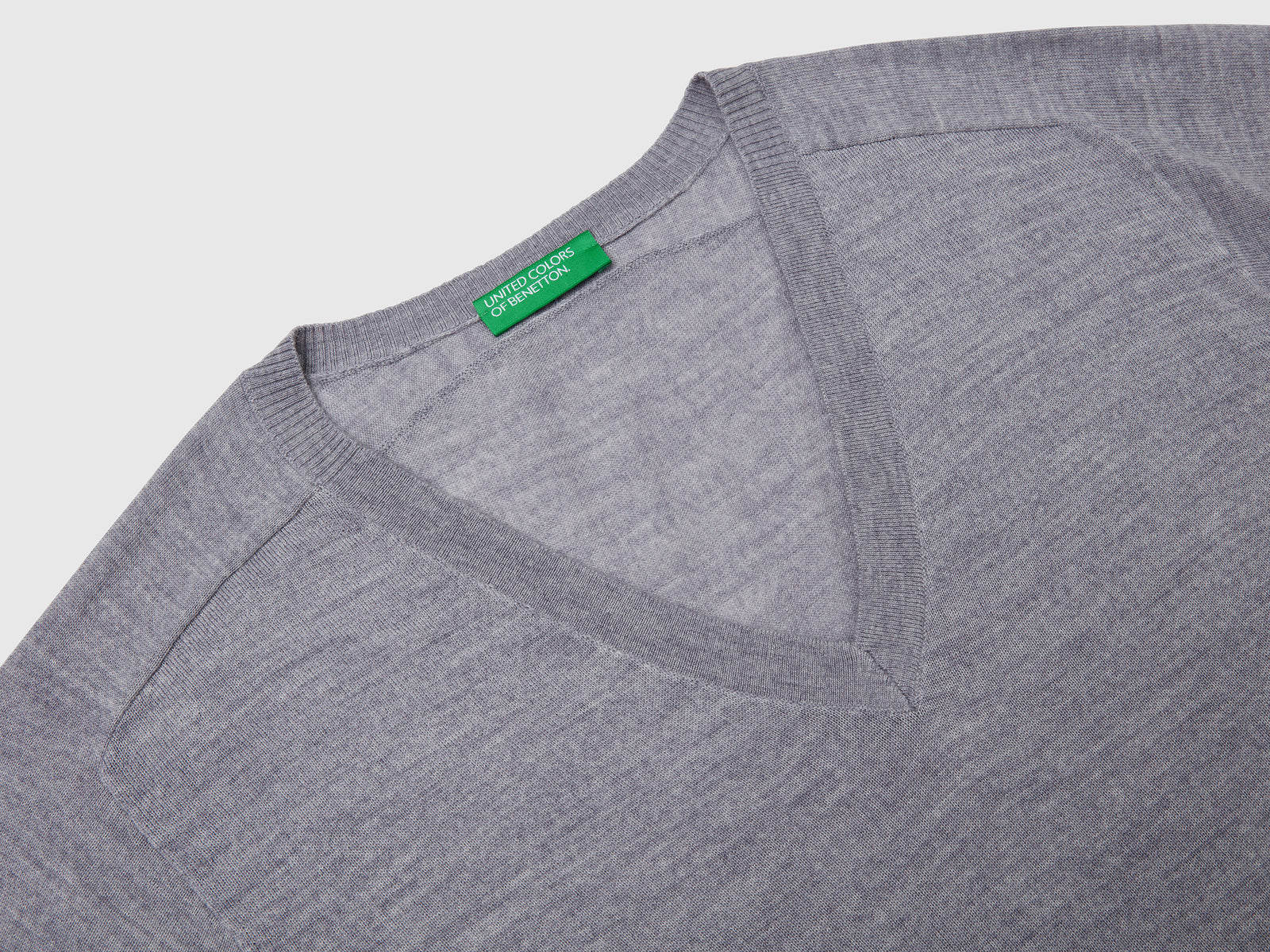 Maglia con scollo a V in pura lana Merino da donna grigio chiaro 3 | Benetton Outlet