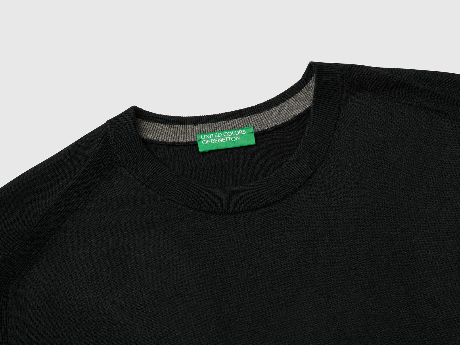 Maglione in misto viscosa e seta da uomo nero 3 | Benetton Outlet