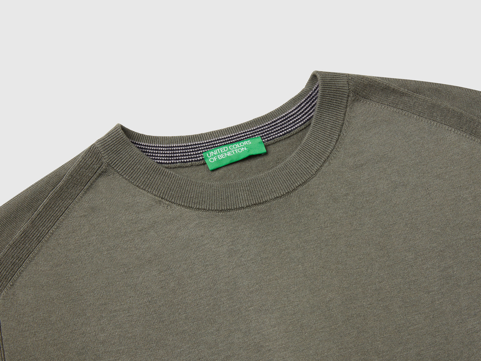 Maglione in misto viscosa e seta da uomo verde militare 3 | Benetton Outlet